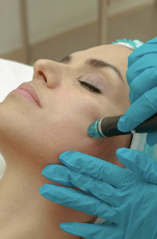 Behandlingsbilde: HydraFacial utført ved en skjønnhetsklinikk