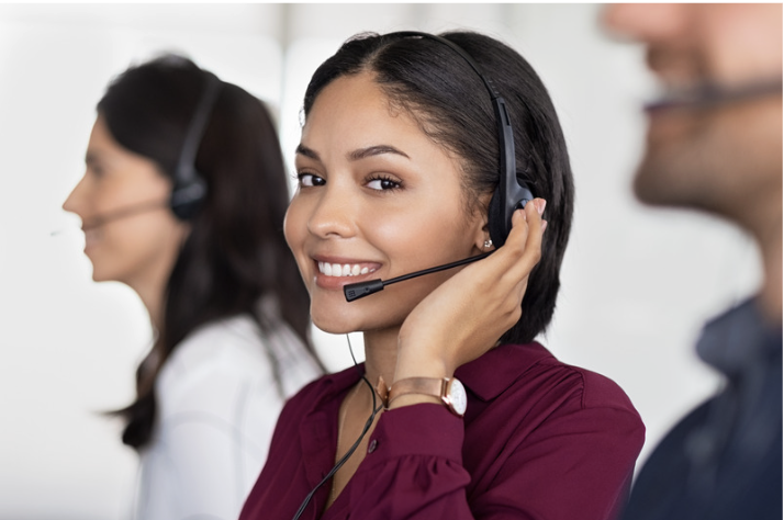 Medarbeider med headset som ringer leads for klinikken